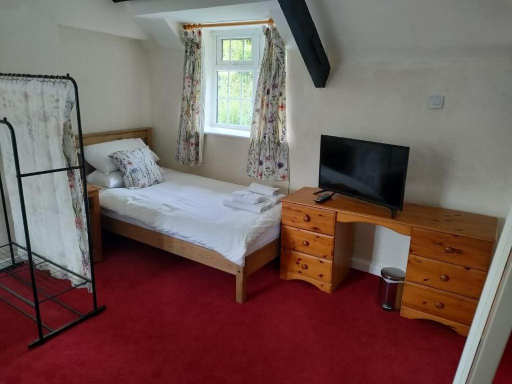 One-Bedroom Cottage room - Image 2