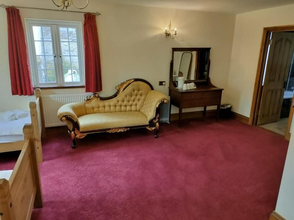Superior Quadruple Room room - Image 3