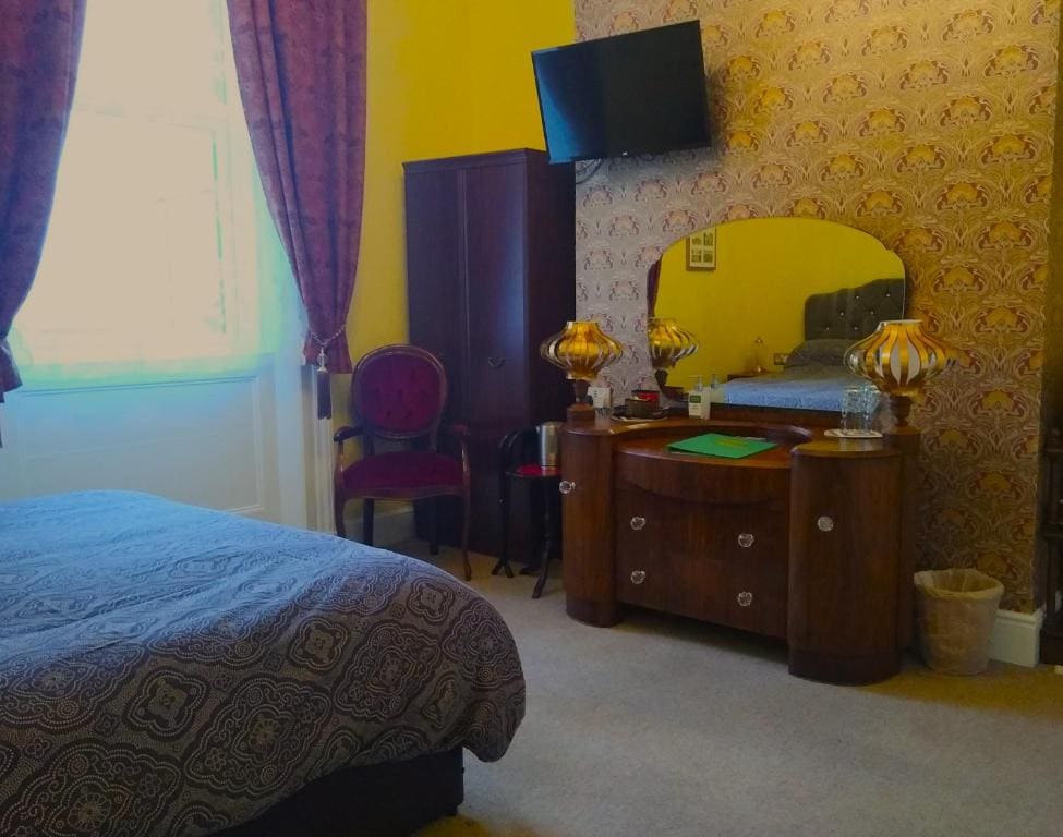 Deluxe Double Room with Shower room - Image 2