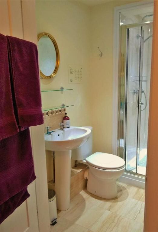 Deluxe Double Room with Shower room - Image 3