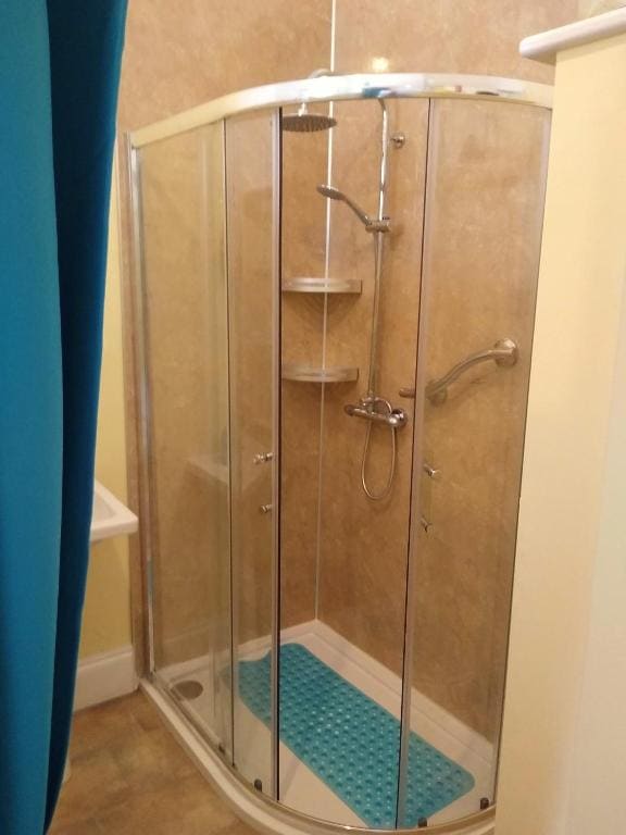 Twin Room with Bathroom room - Image 3