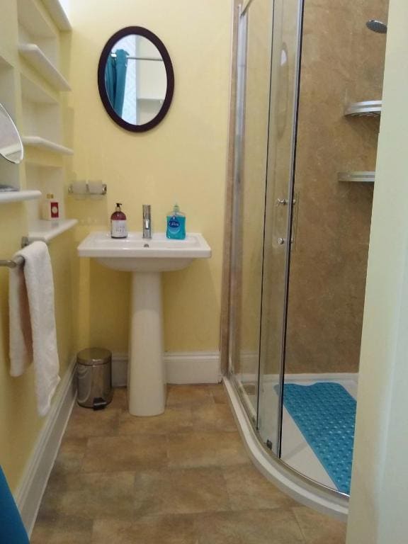 Twin Room with Bathroom room - Image 2