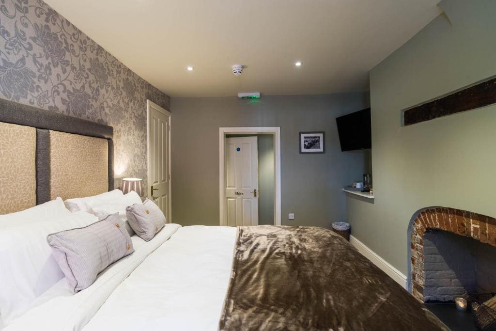 Deluxe Double Room with Bath room - Image 2