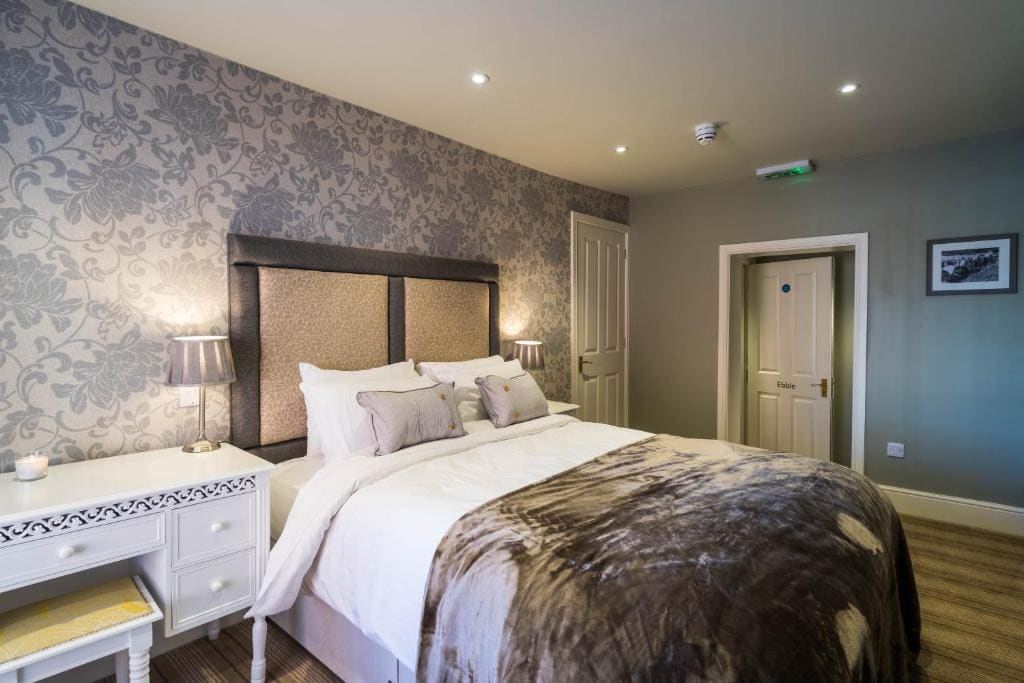 Deluxe Double Room with Bath room - Image 1