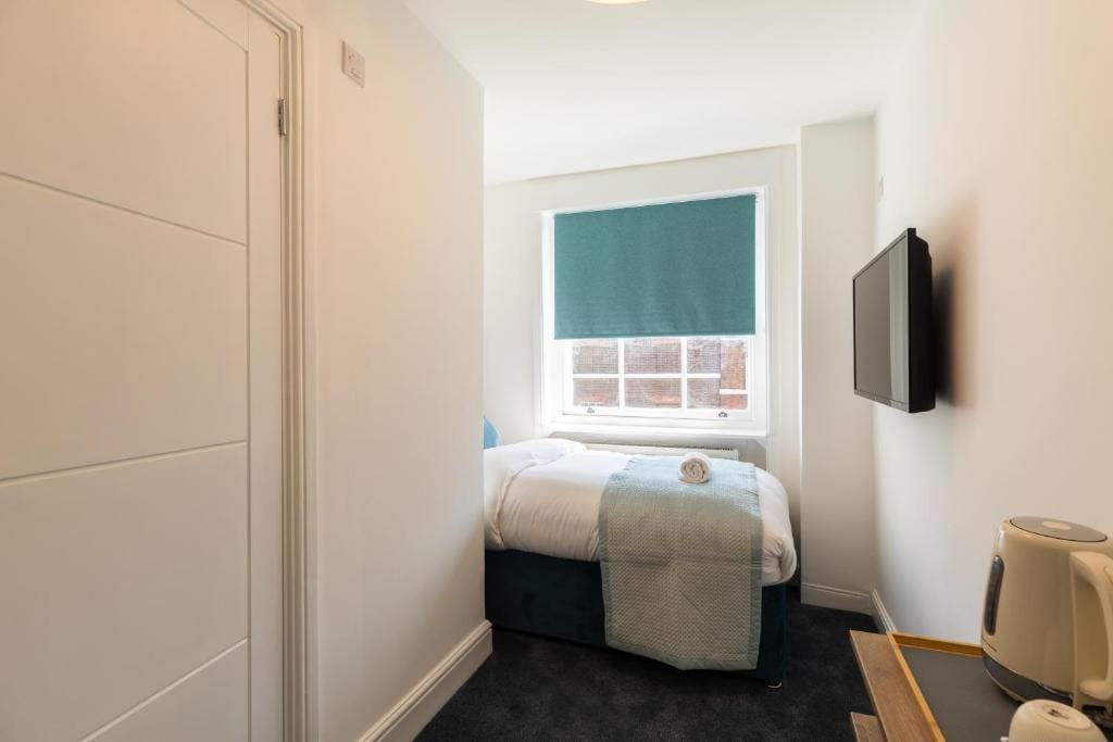 Single room with Private External Bathroom room - Image 1