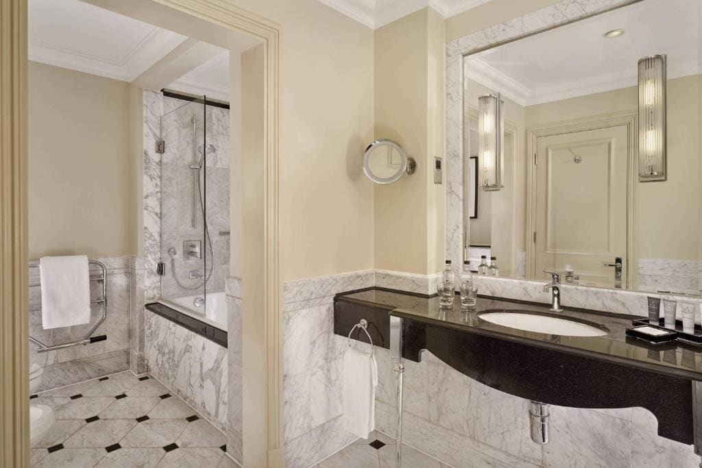 Deluxe Room, Guest room, 1 Queen room - Image 3