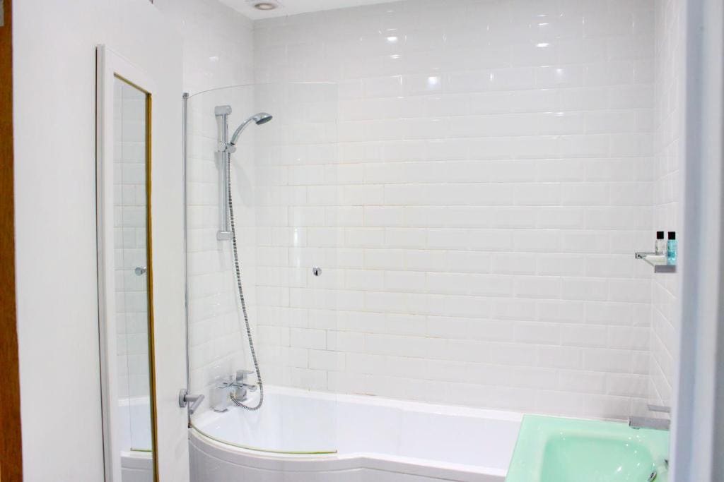 Deluxe Double Room with Bath room - Image 3