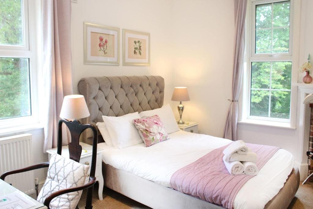 Deluxe Double Room with Shower room - Image 2