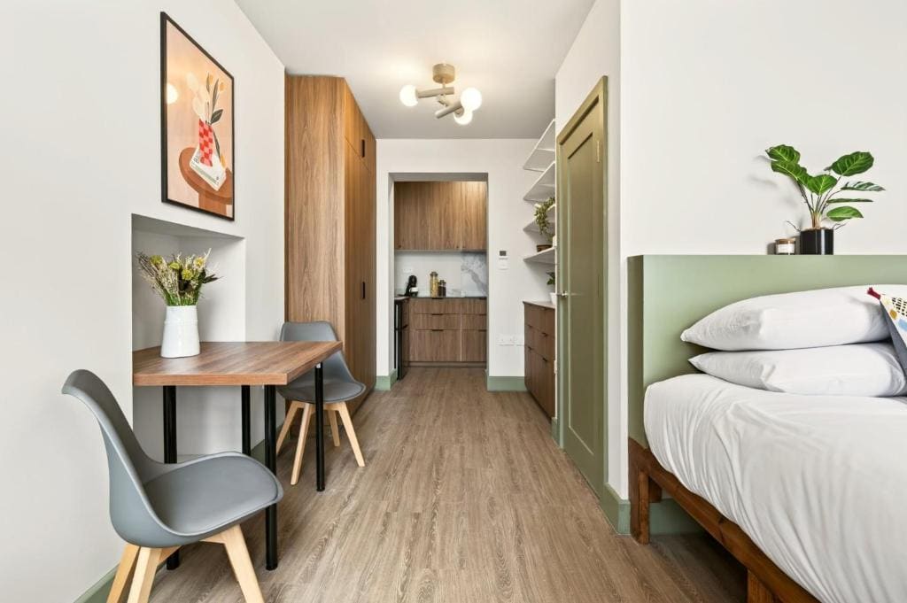 Room room - Image 2