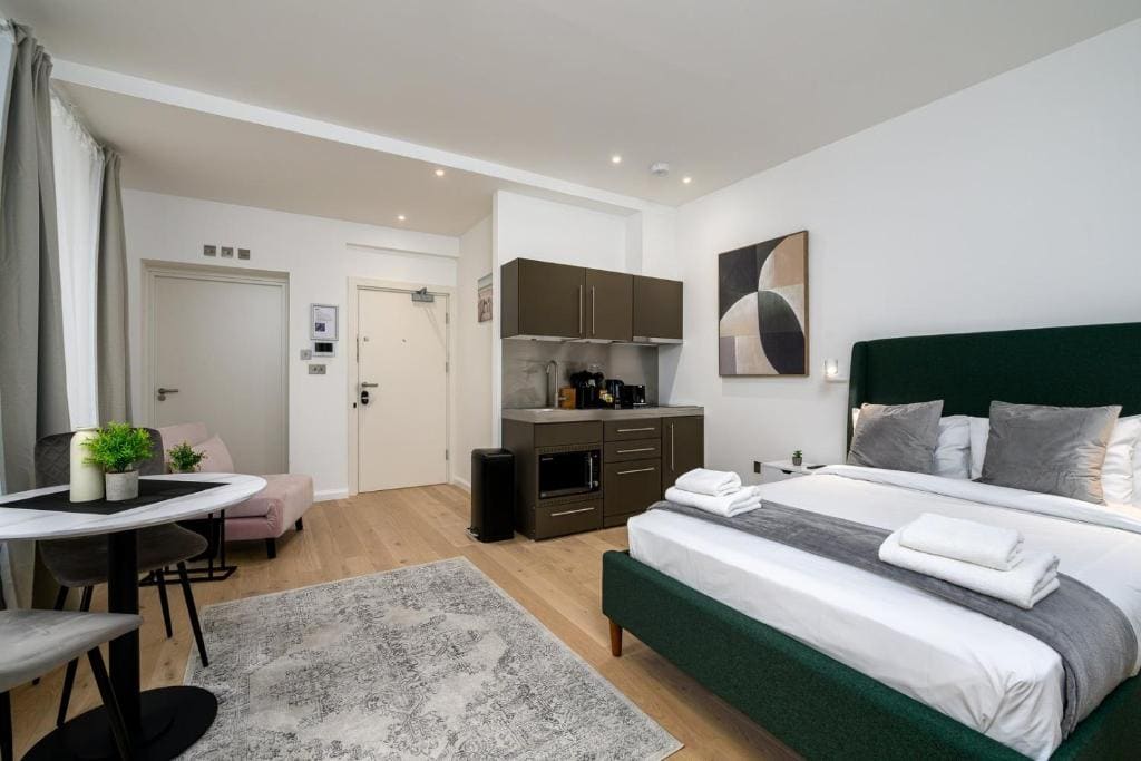 Room room - Image 3