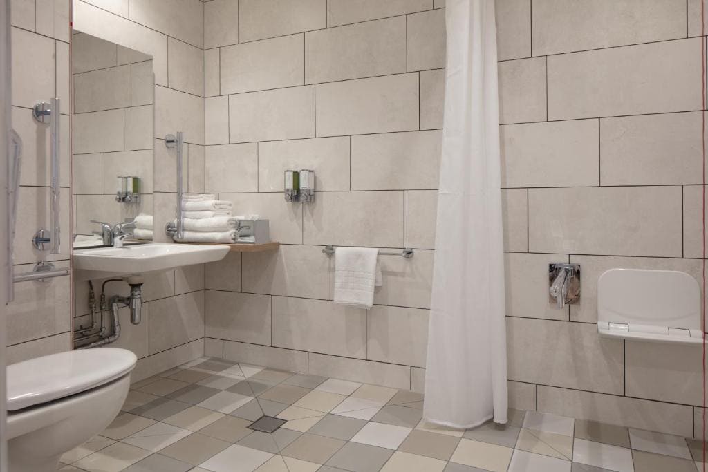 Queen Room - Accessible room - Image 1
