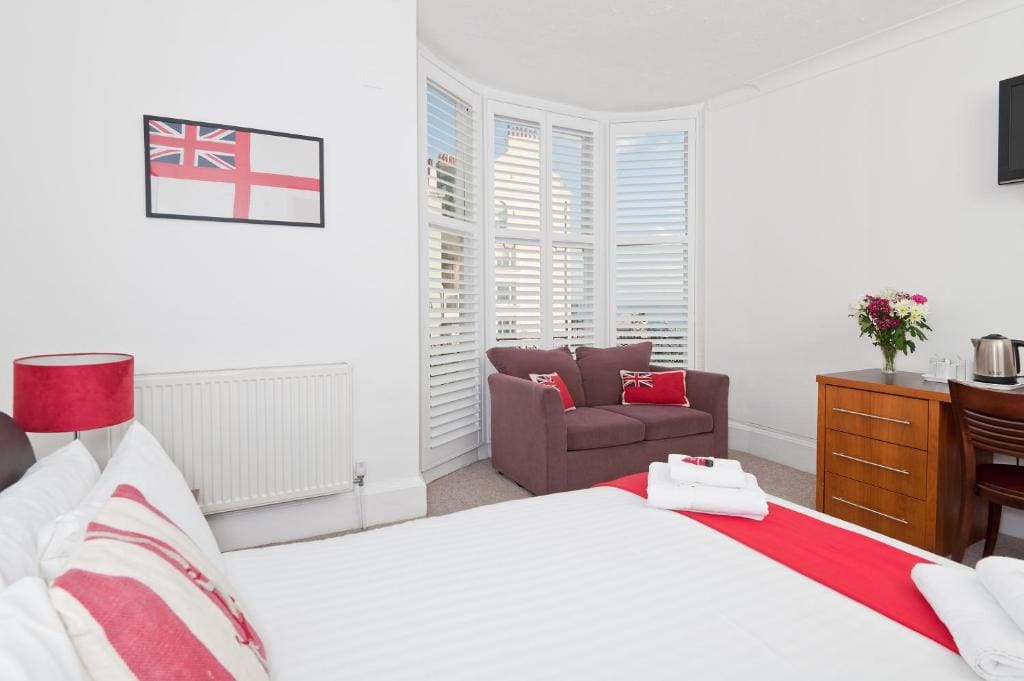 Double Room with En Suite Bathroom and Sea View room - Image 3