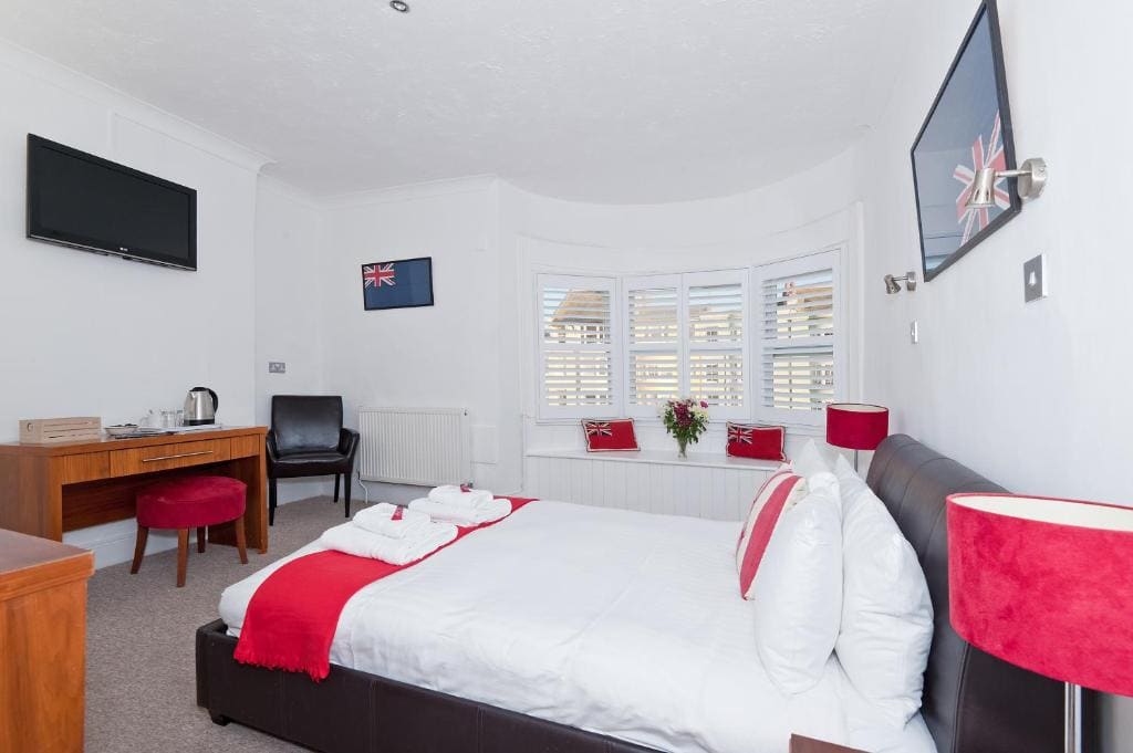 Double Room with En Suite Bathroom and Sea View room - Image 2