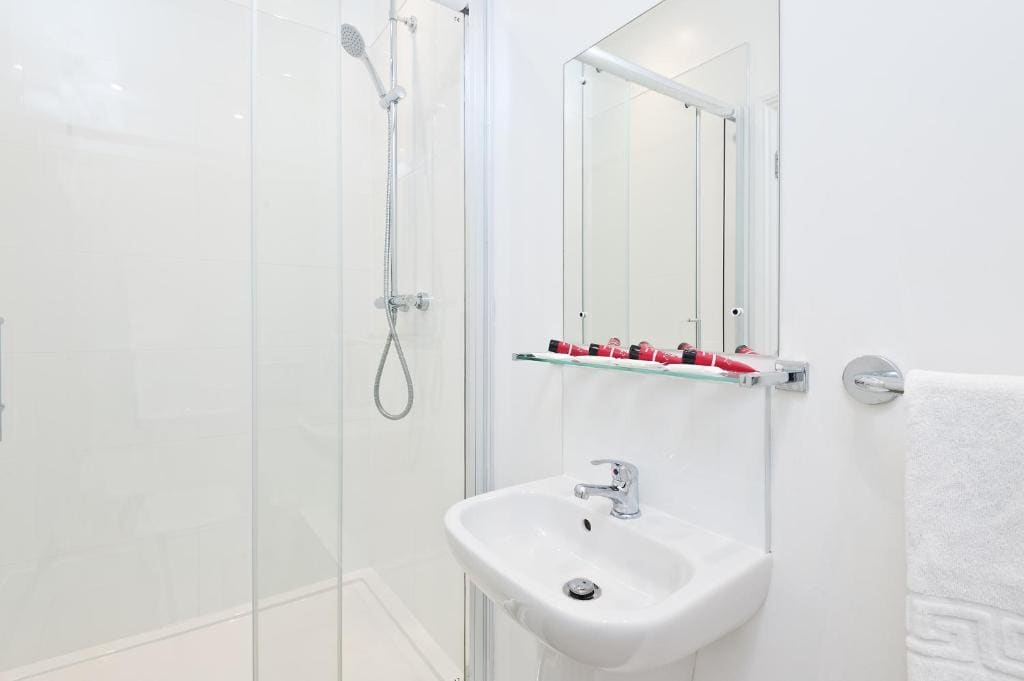 Double Room with En Suite Bathroom room - Image 3