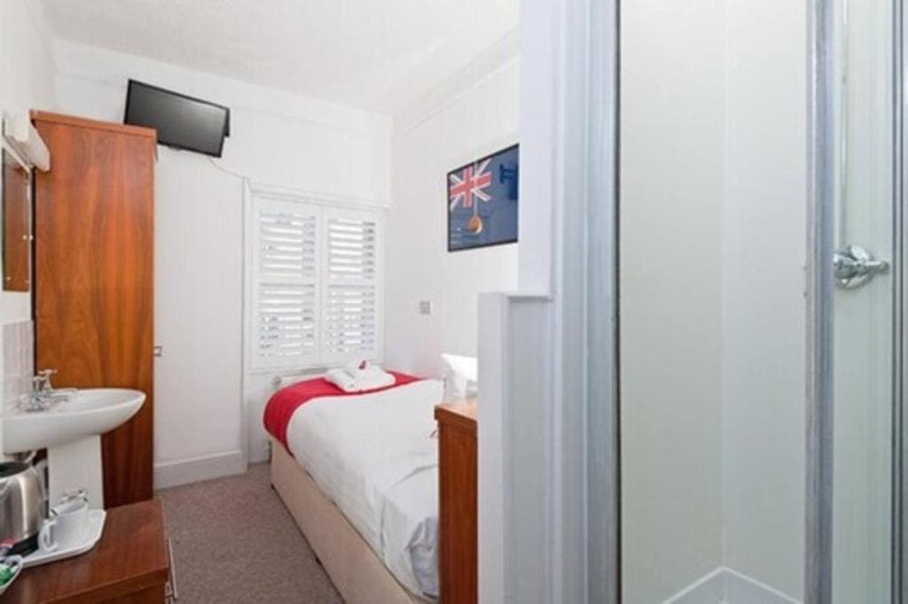 Twin Room with En Suite Bathroom room - Image 1