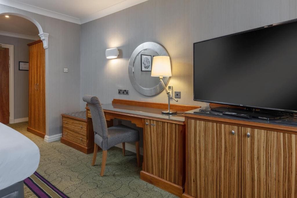 Classic Family Room room - Image 3