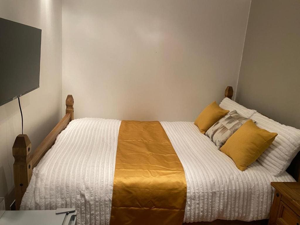 Standard Double Room with Shared Bathroom room - Image 2
