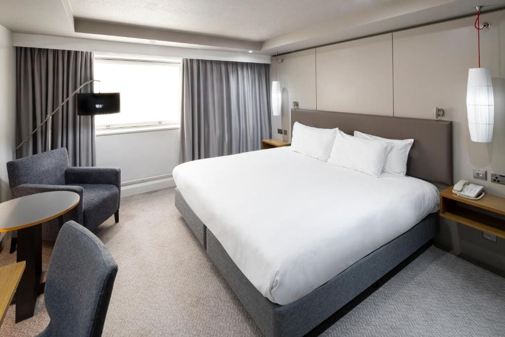 1 Super King Bed Premium Lounge Access room - Image 2