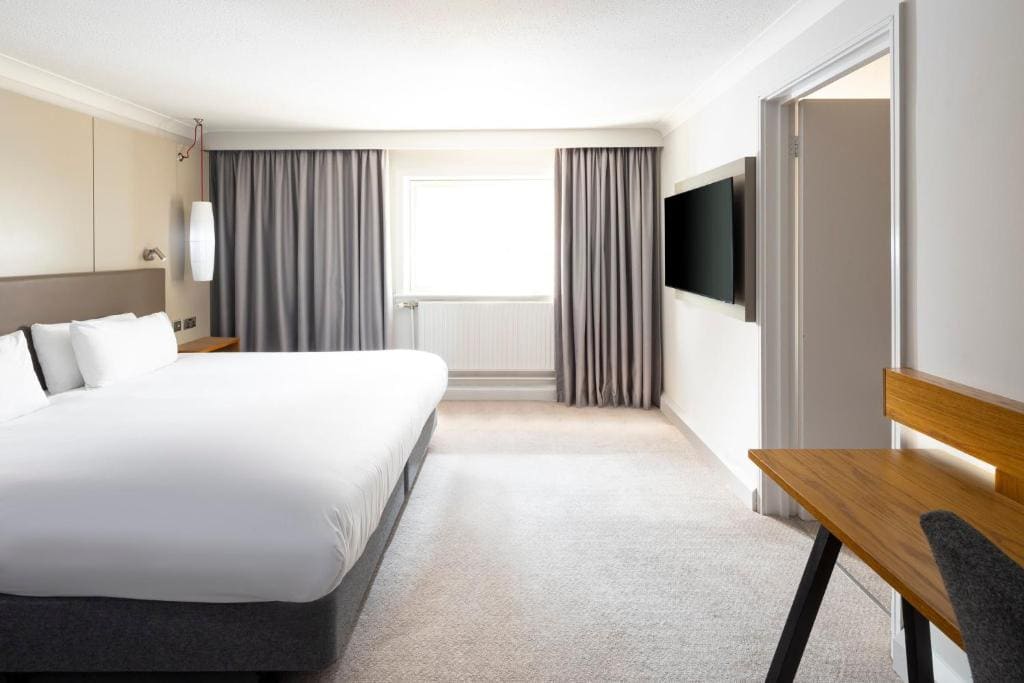 One-Bedroom Suite Lounge Access room - Image 1