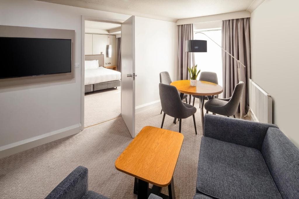 1 Super King Bed Premium Lounge Access room - Image 3