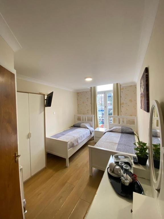 Twin Room with Balcony room - Image 1