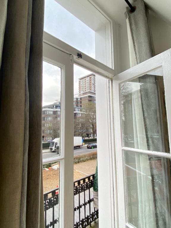 Double Room with Balcony room - Image 2