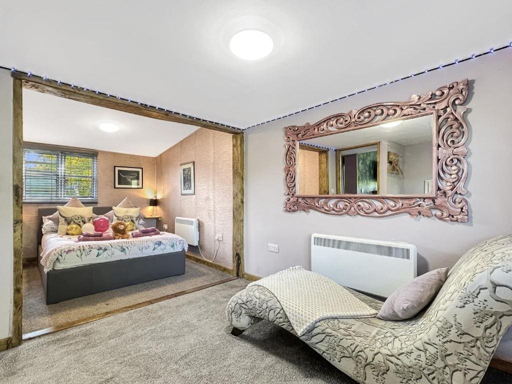 One-Bedroom House room - Image 2