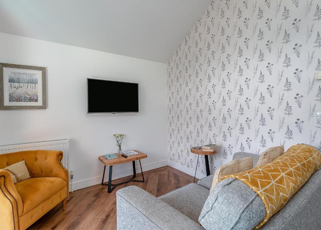 One-Bedroom House room - Image 3