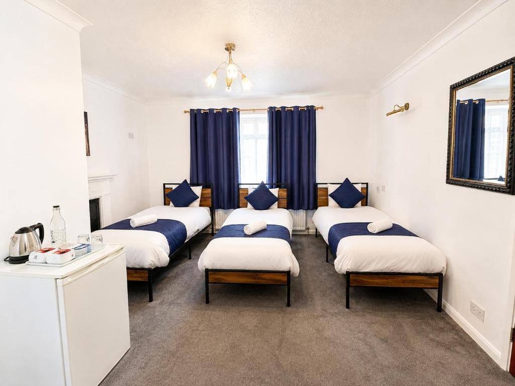 Superior Triple Room room - Image 2