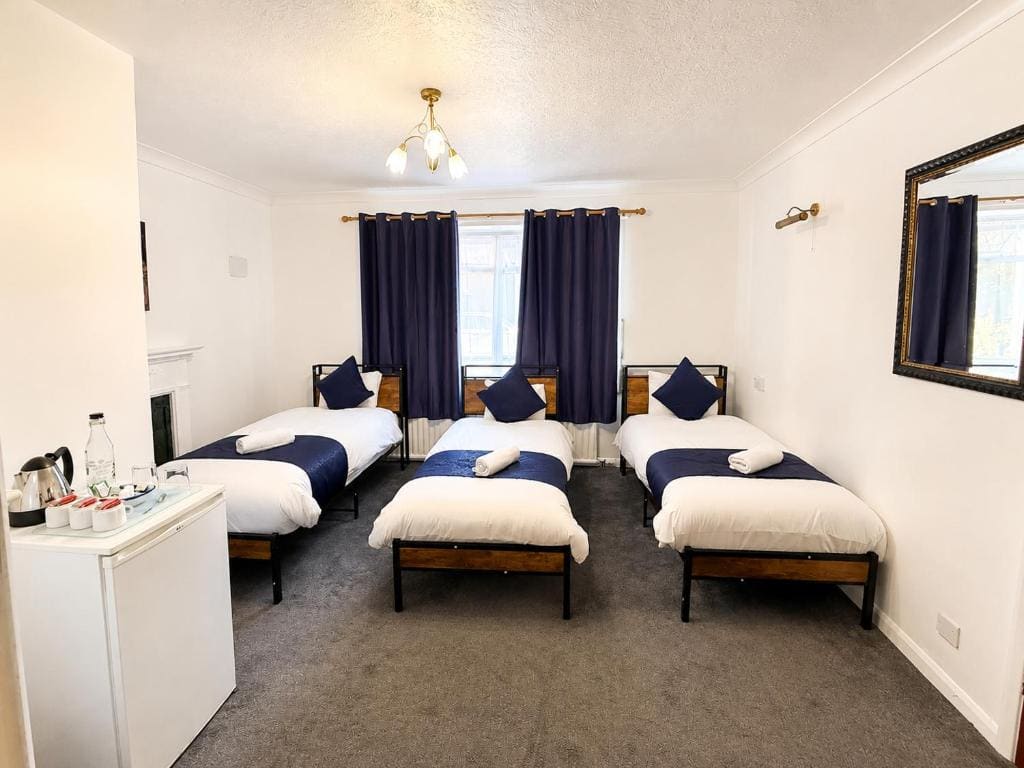 Superior Triple Room room - Image 3