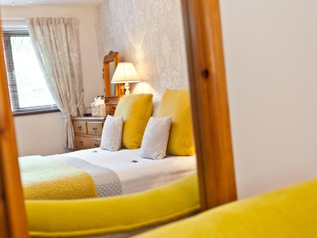 Deluxe Double Room with Shower room - Image 3