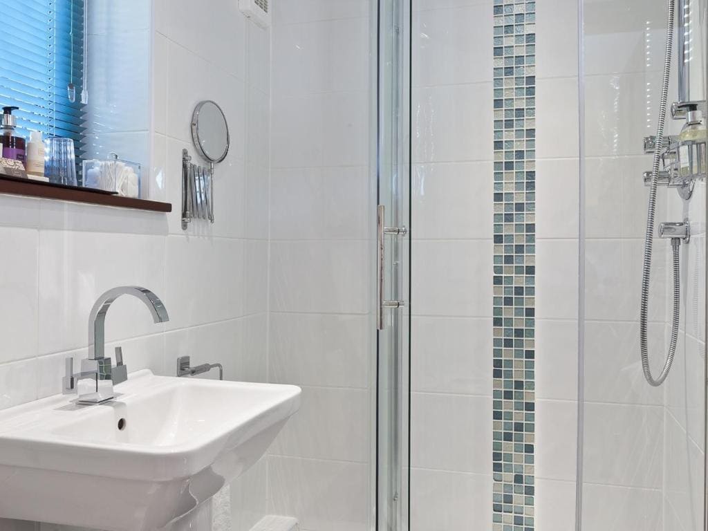 Deluxe Double Room with Shower room - Image 1