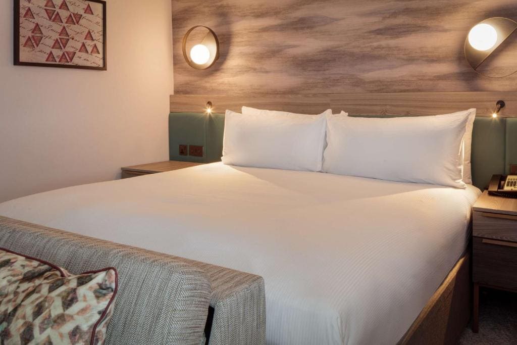 Superior King Room with Sofa Bed room - Image 2