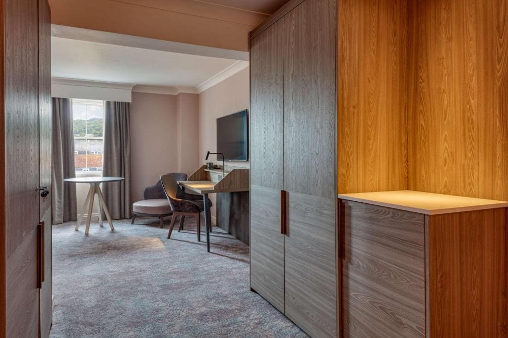 Superior King Room with Sofa Bed room - Image 3