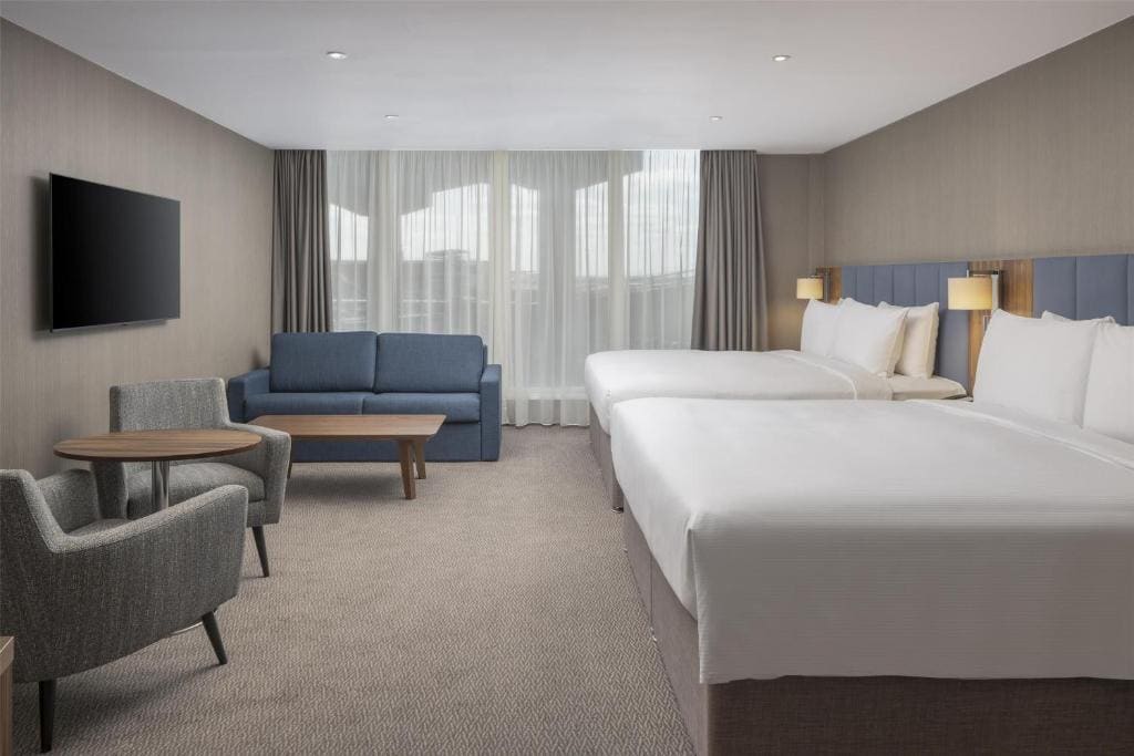 Family Room with Two King Beds room - Image 1