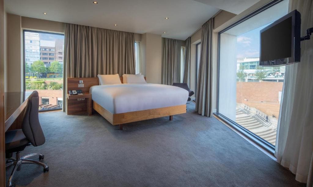 Corner King Suite room - Image 3