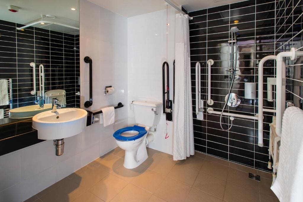 Double Room with Free Hot Breakfast - Accessible room - Image 1