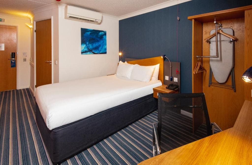 Double Room with Free Hot Breakfast - Accessible room - Image 2