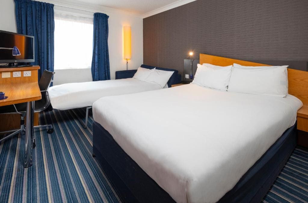 Standard Double Room with Sofa Bed and Free Hot Breakfast room - Image 1