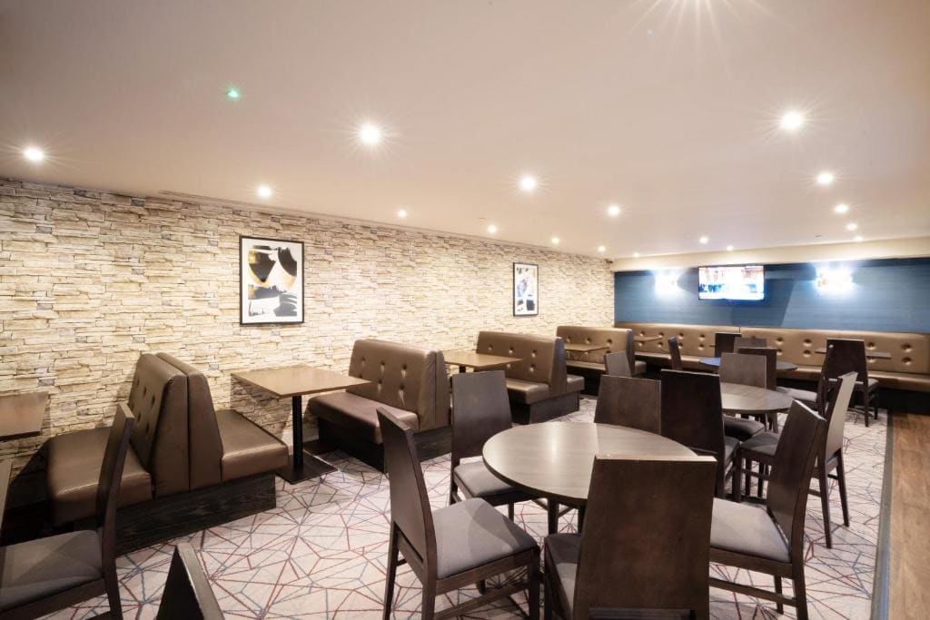 Standard Room with Free Hot Breakfast room - Image 1