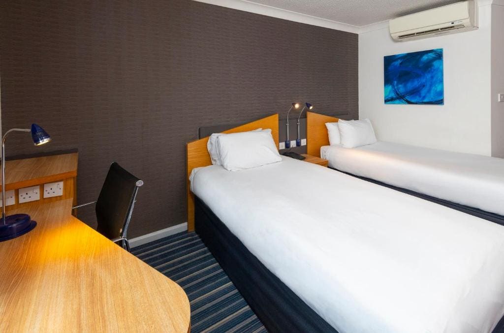 Standard Twin Room with Free Hot Breakfast room - Image 2