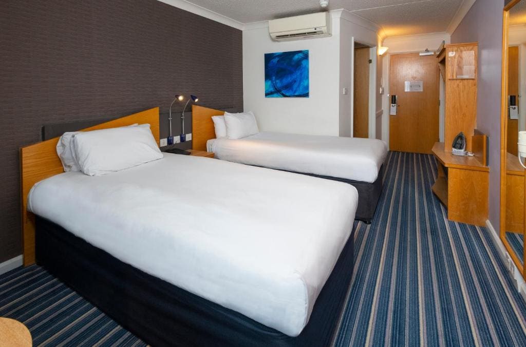 Standard Twin Room with Free Hot Breakfast room - Image 1