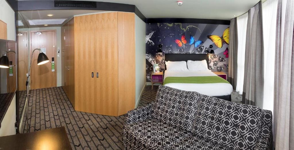 Premium King Room with Sofa Bed room - Image 3
