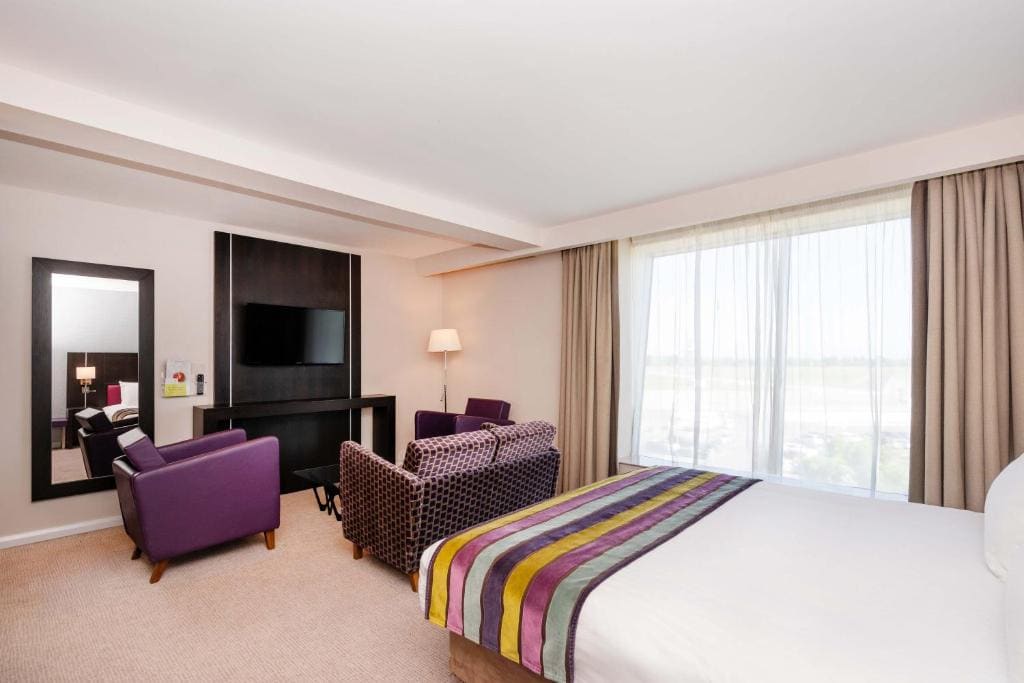 King Suite with Airport View room - Image 2