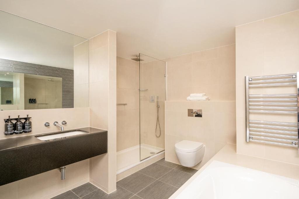 King Suite with Airport View room - Image 3