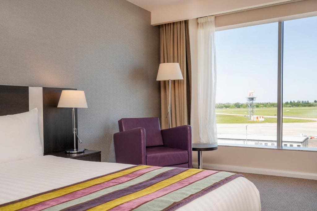 Premium King Room with Airport View room - Image 3