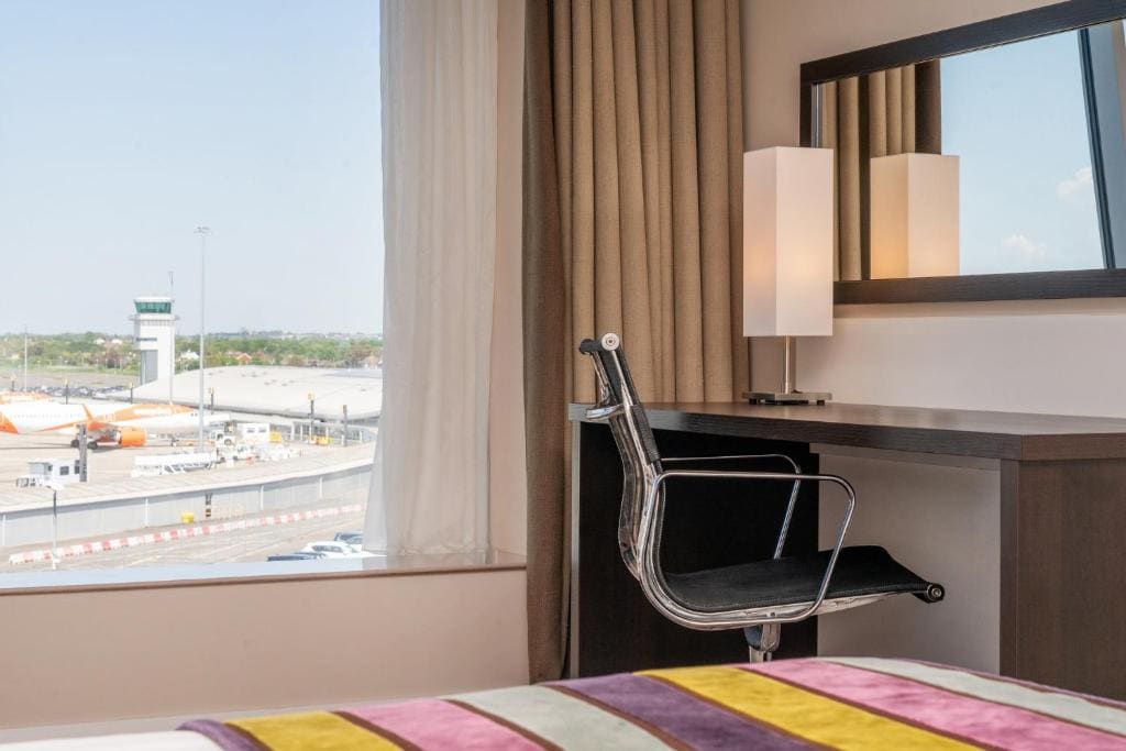 Premium King Room with Airport View room - Image 2