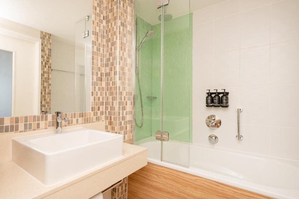 Premium King Room with City View room - Image 3