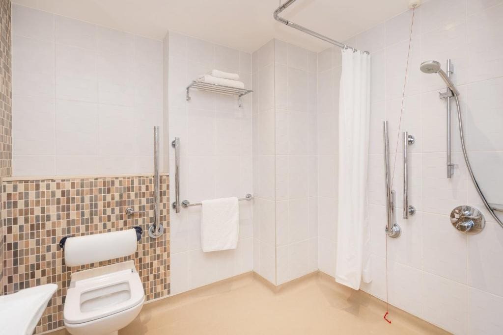 Standard Double Room - Disability Access room - Image 3
