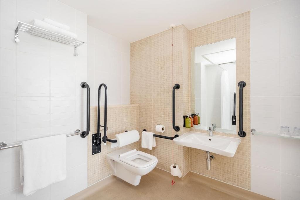 Standard Double Room - Disability Access room - Image 2